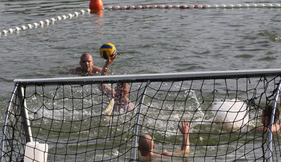 Osijek, 14. 07. 2024, Bajer, južno jezero, Jug 2. Ekipa s Juga 2, odlučila je odigrati prvu revijalnu vaterpolo utakmicu.. Planiraju da to postane jedan od ljetinih sadržaja na bajeru. U ekipi se nasao i osjecki boksac Luka Pratljacic....
snimio GOJKO MITIĆ