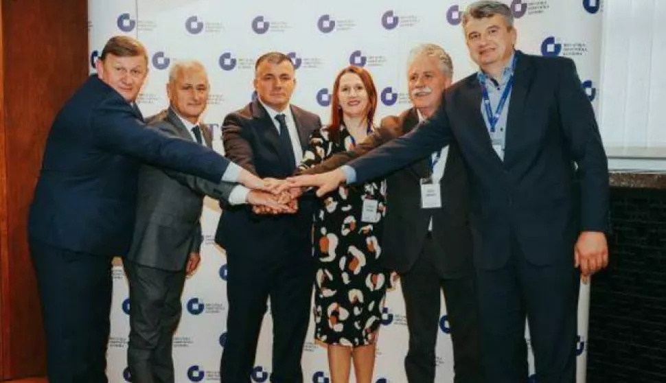 Dalibor Kratohvil (treći s lijeva) i novi potpredsjednici