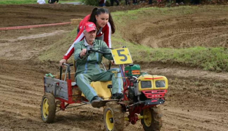 Pobjednici u utrci motokultivatora - Ervin Kovač i Lidija Čalić