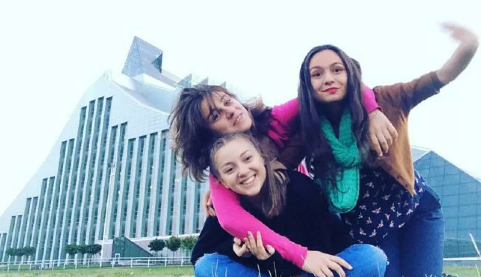 Jelena Karakaš (u sredini) na jednom od svojih brojnih putovanja
