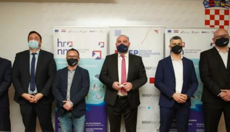 Zamjenik voditelja projekta Anđelko Tunjić, prof. Damir Šljivac, Siniša Miletić, direktor Elektroslavonije Osijek Danijel Ilić, Mario Zadro i Boris Nikolić
