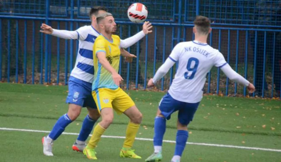 Josip Čikvar (žuti) i ostali nogometaši BSK-a danas će ugostiti Kutjevo

