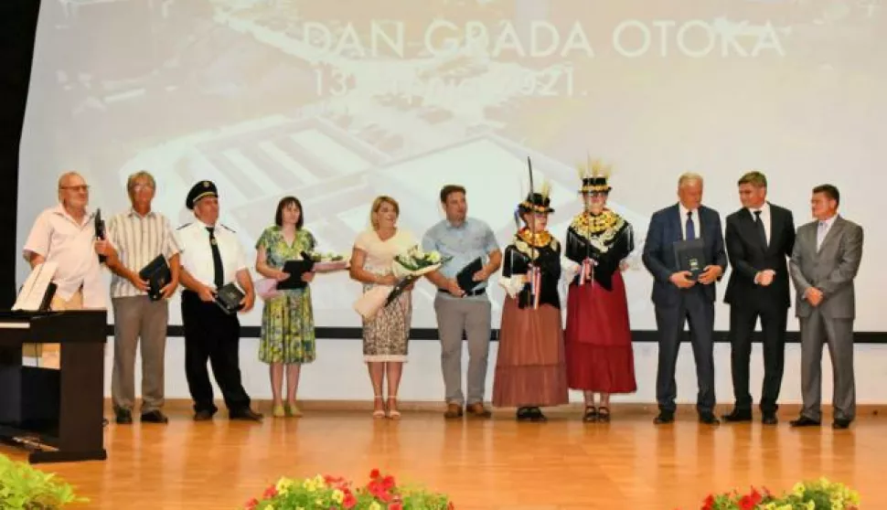 Nagrađeni s predsjednikom Vijeća Stjepanom Topalovićem i Josipom Šarićem

