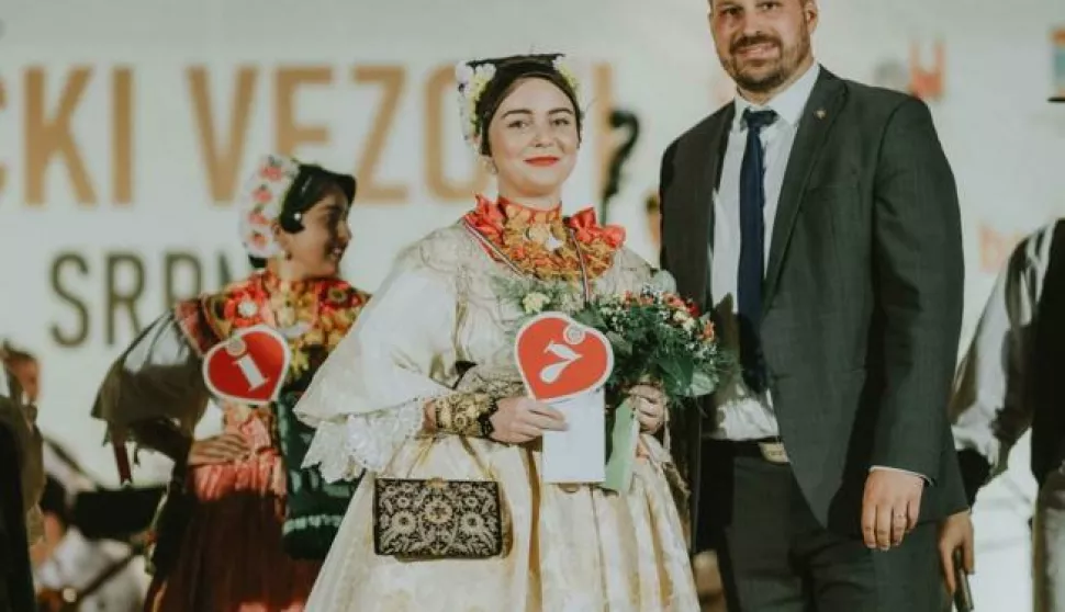 Najljepša djevojka u narodnoj nošnji 55. Vezova je Marta Vučković iz Donjih Andrijevaca

