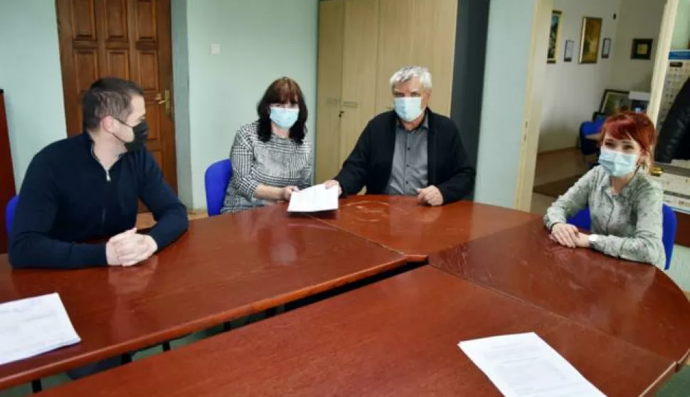 Damjan predaje potpise