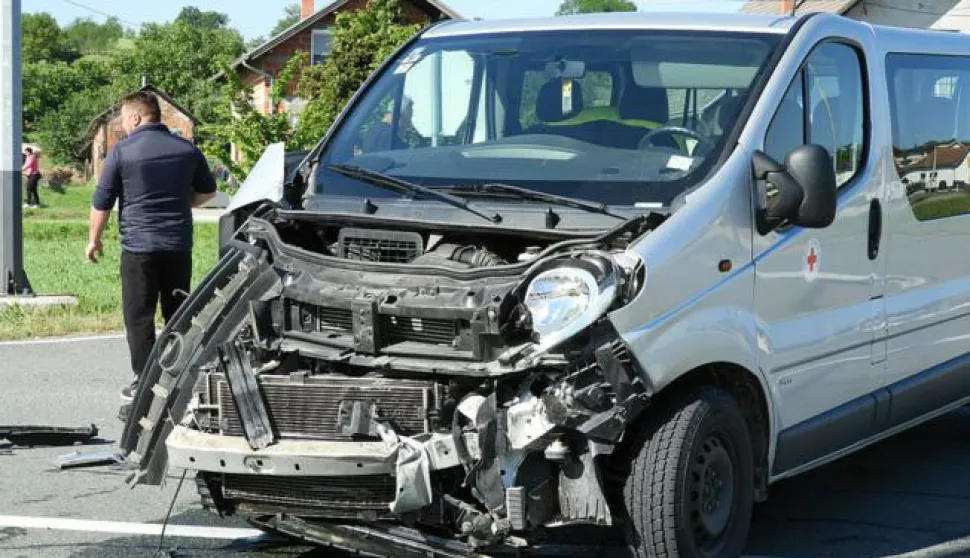 Na raskrižju s gradskom obilaznicom stradalo je kombi-vozilo slatinskoga Crvenog križa
