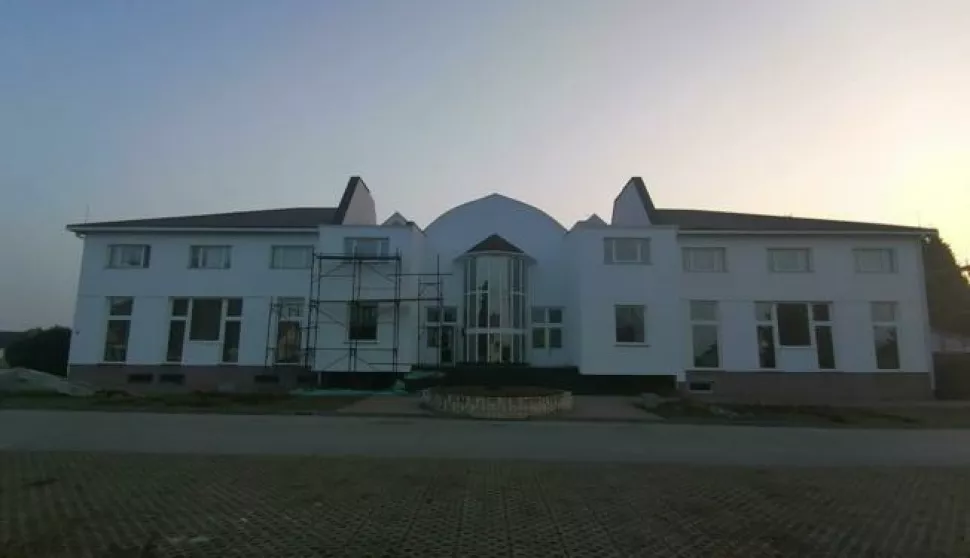 Sobe su jednokrevetne, dvokrevetne, trokrevetne, a tu su i dva apartmana za bračne parove