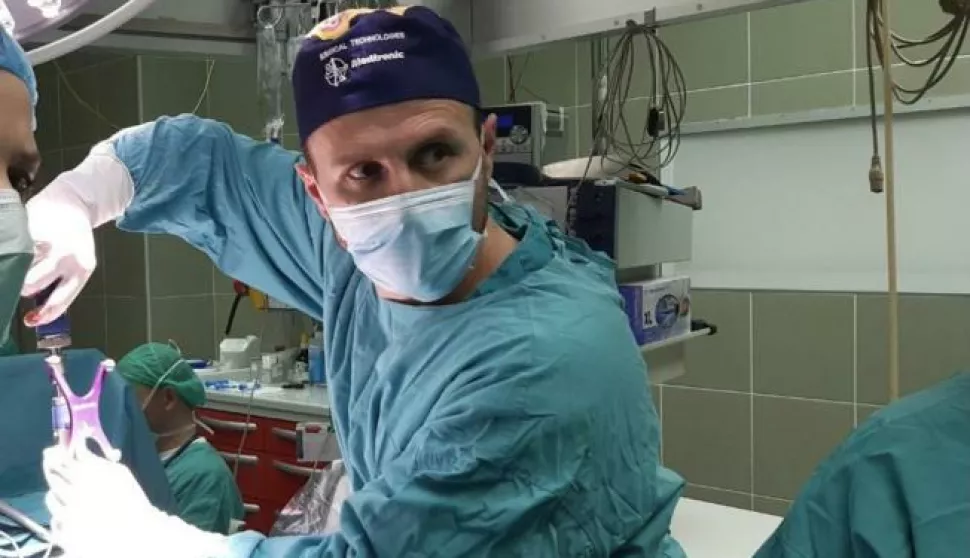 Dr. sc. Nenad Koruga operira kralježnicu s pomoću neuronavigacije