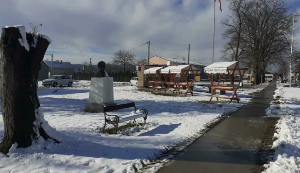 Novouređeni mali pješački trg u središtu Feričanaca