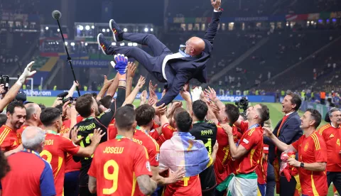 epa11478954 Players of Spain throw their head coach Luis de la Fuenta as they celebrate winning the UEFA EURO 2024 final soccer match between Spain and England, in Berlin, Germany, 14 July 2024. EPA/CHRISTOPHER NEUNDORF