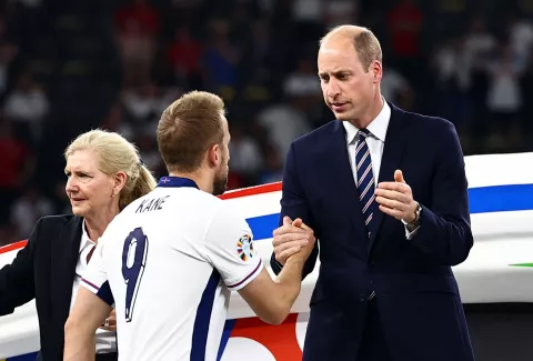 epa11478803 Harry Kane of England (L) shakes hands with Britain's William, Prince of Wales, after the UEFA EURO 2024 final soccer match between Spain and England, in Berlin, Germany, 14 July 2024. EPA/FILIP SINGER