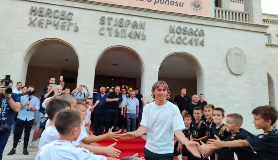 Mostar, 15.07.2024. - Luka Modric u Mostaru nazočio premijeri dokumentarnog filma o Hrvatskom sportskom klubu Zrinjskom iz Mostara. Na slici Luka Modrić. foto HINA/ Zoran KREŠIĆ/ tm