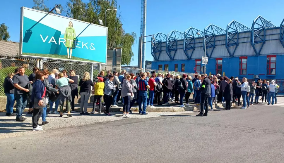 Varaždin, 10.05.2024. - Radnici varaždinskog Varteksa u petak su prosvjedovali na središnjem gradskom Trgu kralja Tomislava tražeći svoje plaće, ali i opstanak tvrtke i nastavak proizvodnje, a gradonačelnik Neven Bosilj pozvao je vjerovnike, banke i dioničare da se dogovore 'u interesu Varteksa i radnika Varteksa'.foto HINA/ Siniša KALAJDŽIJA/ ml