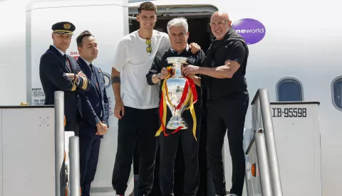epa11479942 Spanish Football Association (RFEF) President Pedro Rocha (C) holds the trophy next to Spain's head coach Luis de la Fuente (R) and Spain's captain Alvaro Morata (3-L) upon their arrival at Adolfo Suarez Madrid-Barajas airport, in Madrid, Spain, 15 July 2024. Spain defeated England by 2-1 in the final of the UEFA EURO 2024 in Germany on 14 July 2024. EPA/CHEMA MOYA