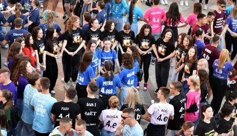 slavonija...vinkovci...24.05.2024.pjesacka zona u sredistu grada; dan maturanata - norijada 2024.; vinkovacki maturanti zaplesali sokacko kolo u pjesackoj zoni;foto Gordan Panić