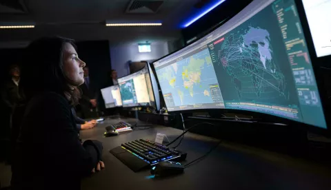 03 May 2024, Australia, Adelaide: Annalena Baerbock (Alliance 90/The Greens), Foreign Minister, looks at a screen displaying a cyber exercise in the Australian Center for Cyber Cooperation. Foreign Minister Baerbock's week-long trip to Australia, New Zealand and Fiji will focus on security policy and climate protection. Photo: Sina Schuldt/dpa Photo: SINA SCHULDT/DPA