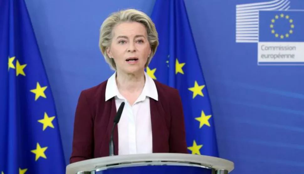 epa09334969 President of the European Commission, Ursula von der Leyen, who runs the EU joint vaccine purchasing scheme that delivered 330 million BioNTech-Pfizer COVID-19 vaccine shots, speaks during a press conference at the EU headquarters in Brussels, Belgium, 10 July 2021. The European Union has hit its target of delivering enough coronavirus disease (COVID-19) vaccine to cover 70 percent of the adult population, EU Commission President Ursula von der Leyen said. EPA/FRANCOIS WALSCHAERTS/POOL