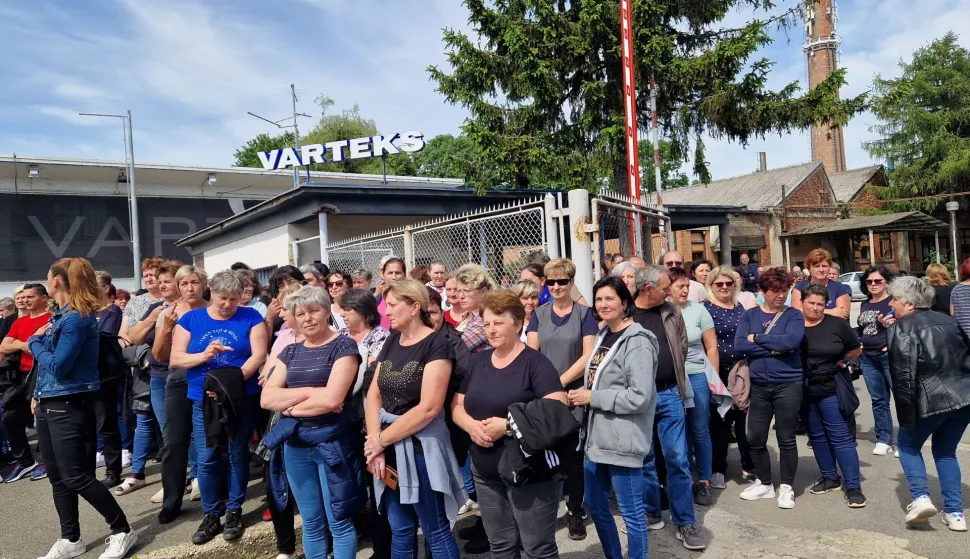 Varaždin, 06.05.2024. - Radnici varaždinske tekstilne tvrtke Varteks od ponedjeljka su u štrajku zbog neisplate plaća dijelom za veljaču te za cijeli ožujak, a na konferenciji za novinare poručili su da će štrajkati sve dok im se plaće ne isplate te da članica Uprave Jelena Bošnjak više ne uživa povjerenje radnika. foto HINA/ Siniša KALAJDŽIJA/ sk