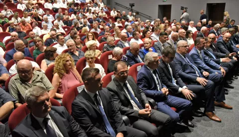 slavonija...vinkovci...19.07.2024.gradsko kazaliste joza ivakic; odrzana svecana sjednica gradskog vijeca povodom dana grada; uz pozdravne govore gostiju i prigodni kulturno umjetnicki program predsjednik gradskog vijeca mladen karlic i gradonacelnik ivan bosancic urucili priznanja zasluznima "zlatna plaketa - grb grada vinkovaca";foto Gordan Panić