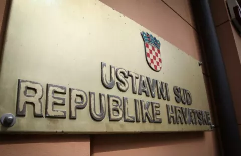 Zagreb, 18.3.2024.- Ustavni sud u ponedjeljak je zakljuиio da predsjednik RH Zoran Milanoviж dok obavlja tu duћnost, ne smije sudjelovati u politiиkim aktivnostima nijedne politiиke stranke, objavio je u ponedjeljak predsjednik Ustavnog suda Miroslav Љeparoviж. Na slici ploиa na ulazu u zgradu Ustavnog suda. foto HINA/ Admir BULJUBAЉIЖ/ ua