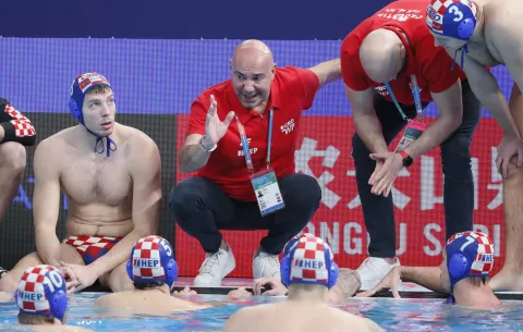 epa11150364 Croatia head coach Ivica Tucak (C) speaks during the Men's Water Polo Quarterfinal match between Serbia and Croatia at the FINA World Aquatics Championships in Doha, Qatar, 13 February 2024. EPA/YURI KOCHETKOV