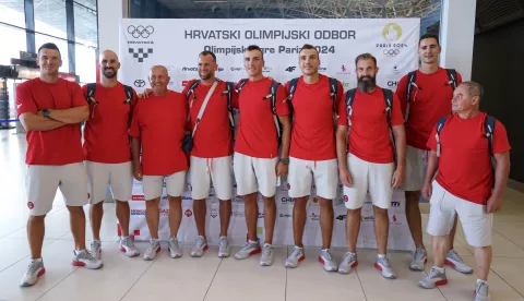 Velika Gorica, 20.07.2024 - Ispraćaj prve grupe sportaša olimpijaca na Olimpijske igre u Parizu 2024 sa Međunarodne zračne luke Franjo Tuđman. Na slici Valent Sinković, Martin Sinković, Nikola Bralić, Damir Martin, Anton Lončarić, Patrik Lončarić, Toni Urlić, Srećko Šuk.foto HINA/ Damir SENČAR/ ds