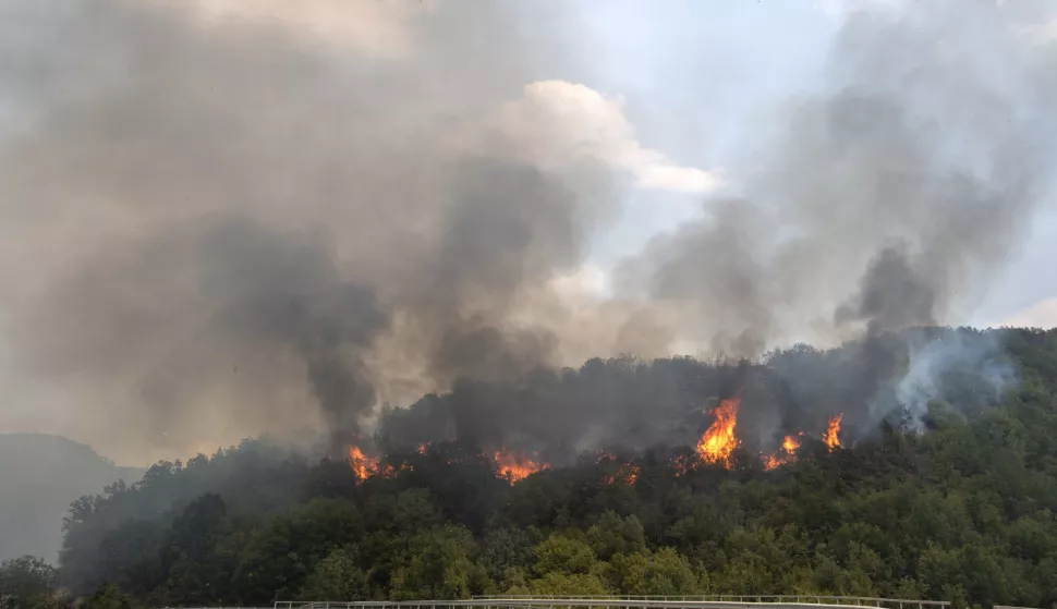 epa11483702 A general view of a forest fire, next to the Krivolak military training ground, near the town of Negotino, North Macedonia, 17 July 2024. Several wildfires swept across northern Macedonia, prompting a 30-day state of emergency. Planes and helicopters from Croatia, Serbia, Slovenia and Turkey have arrived to help fight the fires. Authorities have identified 12 active wildfires burning in the country as of Tuesday morning, July 16. The largest fire was near the town of Negotino, while another blaze was approaching the southern town of Bitola. The region has also been hit by a heat wave since last week, which is forecast to continue for several more days. EPA/GEORGI LICOVSKI