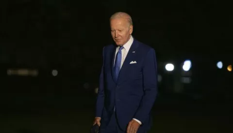 epa10075677 US President Joe Biden walks on the South Lawn of the White House in Washington, DC, USA, after returning from a five-day trip to Israel and Saudi Arabia, 16 July 2022. EPA/Ron Sachs/POOL