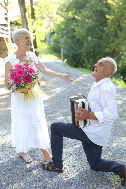 Ivan je na Zlatnom piru Anicu ponovno zaprosio ovoga puta zaista svirajući harmoniku
 