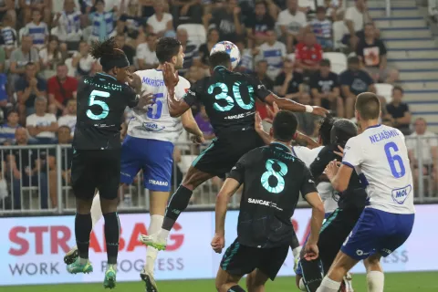 Osijek, 17. 08. 2023, Opus Arena, utakmica Osijek - Adana Demirsport UEFA Europa Conference League, trece kolo kvalifikaija. Ekipa NK Osijek. Styope Mkrtchyan (5) i Darko Nejasmic (6).snimio GOJKO MITIĆ