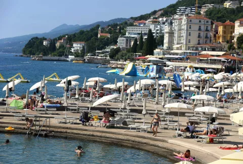 Opatija, 21.7.2024.- Nakon osvje?enja uz ki?u u subotu, u nedjelju je osvanuo sun?an i vru?i dan ?to su gra?ani i turisti iskoristili da se vrate na pla?e. foto HINA/ Miljenko KLEPAC/ ua