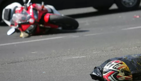 Zagreb, 16.7.2013.- U prometnoj nesreći koja se dogodila jutros na Črnomercu poginuo je motociklist, doznaje se iz zagrebačke policije. U nesreći koja se dogodila u 8,47 sati na krianju Ilice i Ulice Gjure Szabe sudarili su se autobus i motocikl. Nakon dolaska Hitne medicinske pomoći na mjesto nesreće liječnik je konstatirao smrt motociklista. Policija obavlja očevid, a promet na tom mjestu odvija se jednim prometnim trakom.foto FaH/ Lana SLIVAR DOMINIĆ/ ua