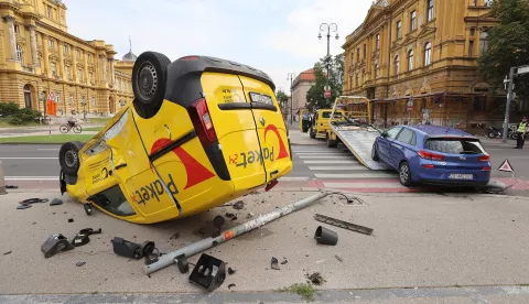 22.07.2024., Zagreb - U teskom sudaru dva vozila koji se jutros dogodio kod HNK, postanski kombi zavrsio je na krovu. Photo: Patrik Macek/PIXSELL