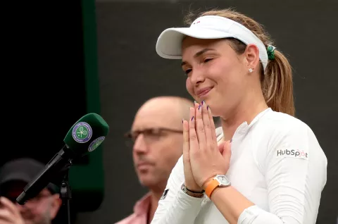 epa11468190 Donna Vekic of Croatia addresses the audience on Court 1 after winnning the Women's quarterfinal match against Lulu Sun of New Zealand at the Wimbledon Championships, Wimbledon, Britain, 09 July 2024. Vekic won in three sets. EPA/TIM IRELAND EDITORIAL USE ONLY