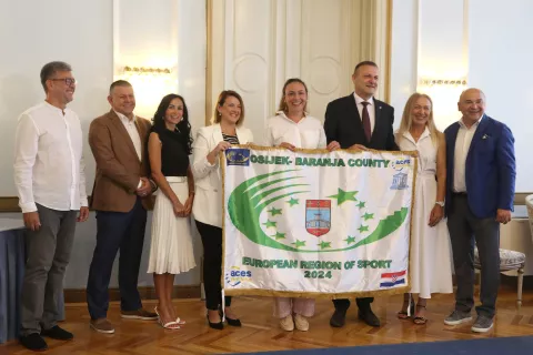 Osijek, 22. 07. 2024, Obnašatelj dužnosti ?upana Mato Lukć i zamjenica gradonačelnika Grada Osijeka Jasenka Crnković primili su Donnu Vekić sa suradnicima u sve?anim prostorijama OBŽ, povodom povjesnog polufinala ovogodišnjeg Wimbledona.snimio GOJKO MITIĆ