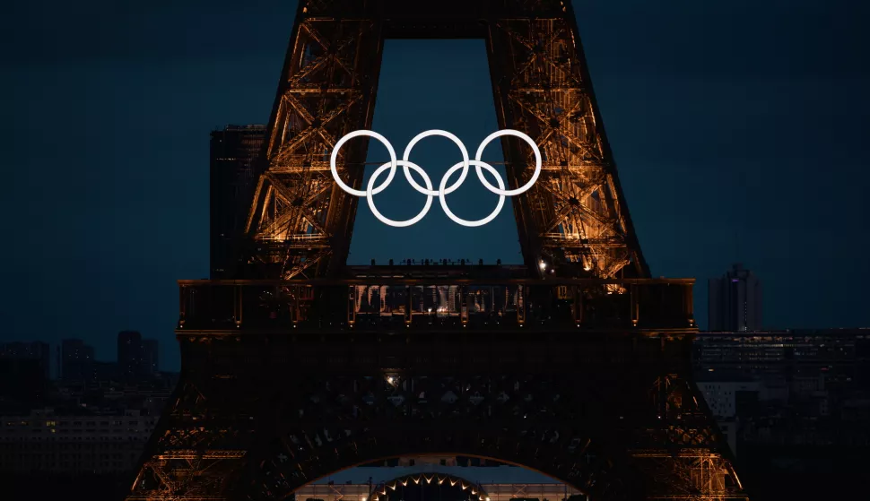 epa11492004 The Eiffel Tower, decorated with the illuminated Olympic rings, is seen from the Trocadero in Paris, France, 22 July 2024. The opening ceremony of the Paris 2024 Olympic Games will begin with a nautical parade on the Seine and end on the protocol stage in front of the Eiffel Tower on 26 July. EPA/ALEX PLAVEVSKI