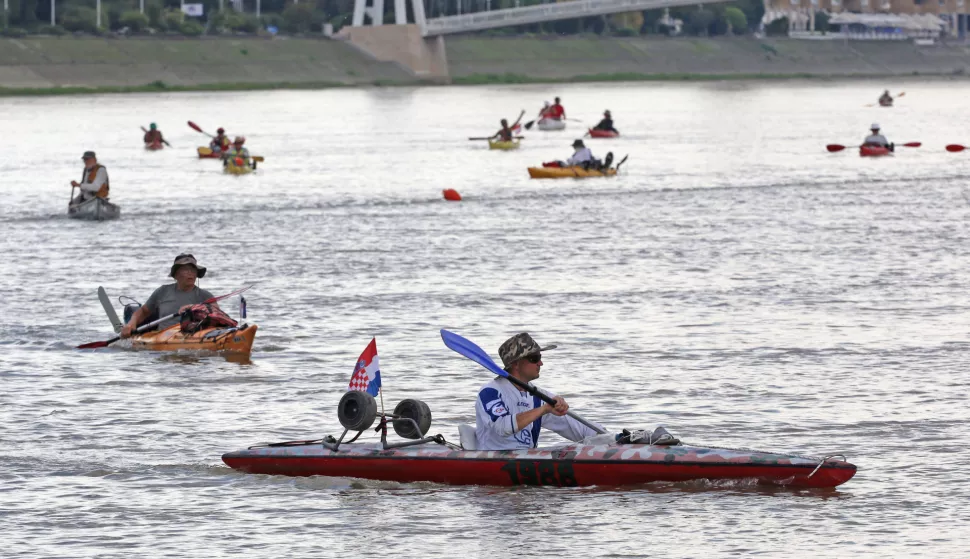 Osijek, 23. 07. 2024, Drava kod Osijeka, cilj na osječkoj Copacabani i kamp kod katakombi. Međunarodna regata Mura - Drava - Dunav.snimio GOJKO MITIĆ