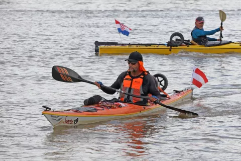 Osijek, 23. 07. 2024, Drava kod Osijeka, cilj na osječkoj Copacabani i kamp kod katakombi. Međunarodna regata Mura - Drava - Dunav.snimio GOJKO MITIĆ