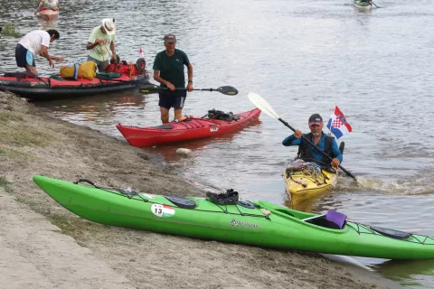 Osijek, 23. 07. 2024, Drava kod Osijeka, cilj na osječkoj Copacabani i kamp kod katakombi. Međunarodna regata Mura - Drava - Dunav.snimio GOJKO MITIĆ