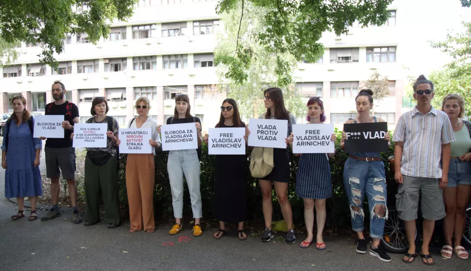 Zagreb, 23.07.2024 - Centar za mirovne studije organizirao je simboličnu prosvjednu akciju ispred sjedišta MUP-a, kojom su tražili puštanje na slobodu ruskog mirovnog aktivista i branitelja ljudskih prava Vladislava Arinicheva.foto HINA/ Denis CERIĆ /dc