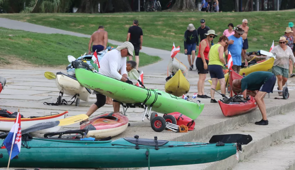 Osijek, 23. 07. 2024, Drava kod Osijeka, cilj na osječkoj Copacabani i kamp kod katakombi. Međunarodna regata Mura - Drava - Dunav.snimio GOJKO MITIĆ