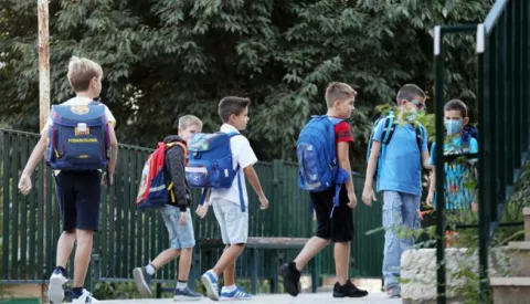 06.09.2021.,Sibenik-Danas je prvi dan nove skolske godine u izvanrednim okolnostima zbog pandemije koronavirusa.Ove skolske godine epidemioloske mjere za ucenike osnovnih i srednjih skola biti ce znatno blaze..PRI KORISTENJU FOTOGRAFIJE ZASTITITI IDENTITET DJETETA! (PREKRITI OCI) Photo: Dusko Jaramaz/PIXSELL