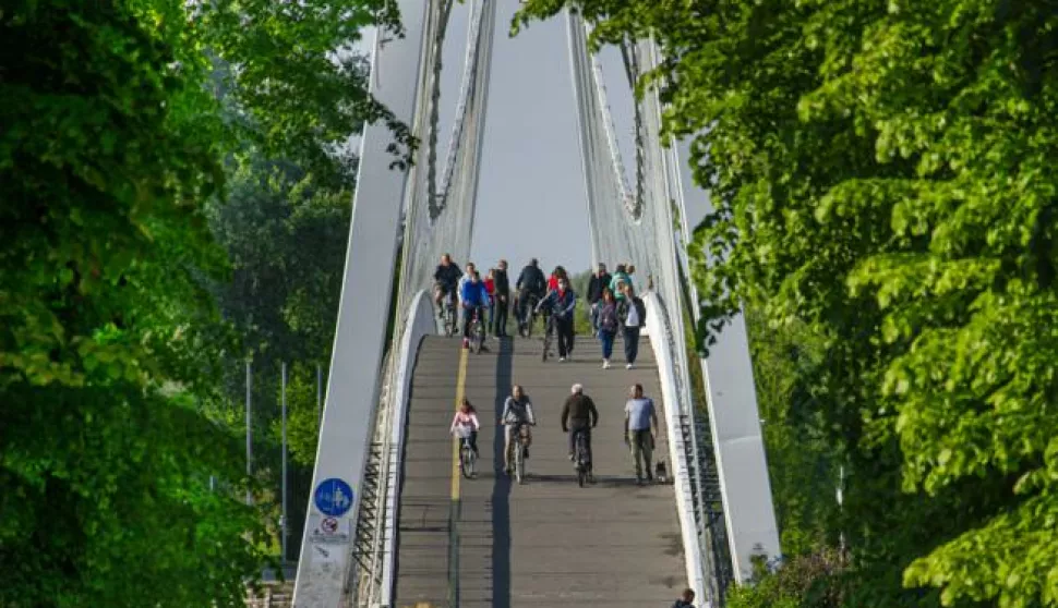 26.04.2020., Osijek - Nakon hladnijeg i kisovitog jutra osjecani docekali suncano vrijeme i izasli u velikom broju u setnju. Photo: Davor Javorovic/PIXSELL