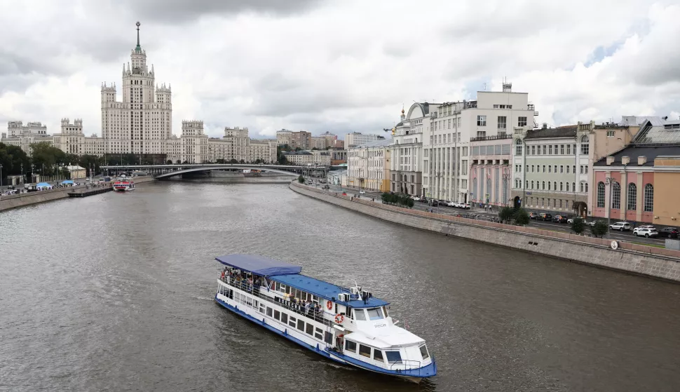 RUSSIA, MOSCOW - JULY 22, 2024: A leisure boat sails along the Moskva River, with the Kotelnicheskaya Embankment Building in the background. Sergei Bulkin/TASS/Sipa USA Photo: Tass/SIPA USA