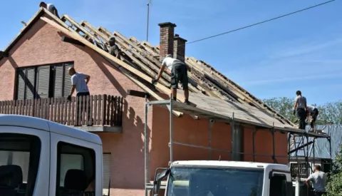 slavonija...bosnjaci...06.07.2024.nekoliko dana poslije olujnog nevremena u kojem je mjesto bosnjaci najgore stradalo radi se na krovovima, a ukljucila se i hrvatska vojska ljudstvom i strojevima;foto Gordan Panić