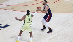 epa11480332 Stephen Curry (R) of the USA and Patty Mills of Australia in action during the 2024 USA Basketball Showcase game between USA and Australia in Abu Dhabi, United Arab Emirates, 15 July 2024. EPA/ALI HAIDER