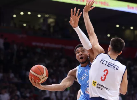 epa11491804 Greece's Giannis Antetokounmpo (L) in action against Serbia's Filip Petrusev (R) during the basketball pre-Olympics exhibition match between Serbia and Greece in Belgrade, Serbia, 22 July 2024. EPA/ANDREJ CUKIC