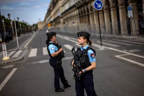 epa11495643 Police officers stand guard on closed street Place de la Concorde prior to opening ceremony of the Paris 2024 Olympic Games, in Paris, France, 25 July 2024. The opening ceremony of the Paris 2024 Olympic Games will begin on 26 July with a nautical parade on the Seine river and end on the protocol stage in front of the Eiffel Tower. EPA/MARTIN DIVISEK