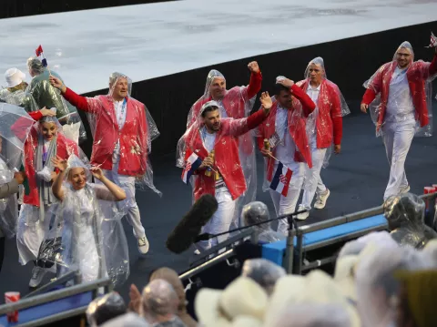 Pariz, 26.07.2024 - Barbara Mati? i Giovanni Cernogoraz ponijeli su hrvatsku zastavu na sve?anosti otvaranja Olimpijskih igara odr?anoj na rijeci Seini. Na slici hrvatski sporta?i na Trocadero trgu u Parizu. foto HINA/ POOL/ Damir SEN?AR/ lsd