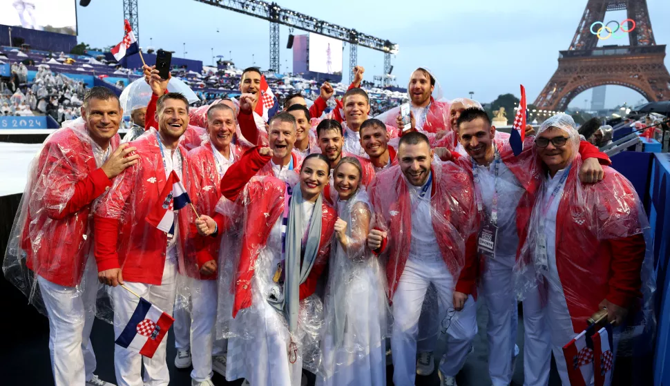 Pariz, 26.07.2024 - Barbara Mati? i Giovanni Cernogoraz ponijeli su hrvatsku zastavu na sve?anosti otvaranja Olimpijskih igara odr?anoj na rijeci Seini. Na slici hrvatski sporta?i na Trocadero trgu u Parizu. foto HINA/ POOL/ Damir SEN?AR/ lsd